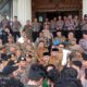 Sekda Provinsi Jambi Sudirman, menemui massa aksi. (DETAIL/Juan)