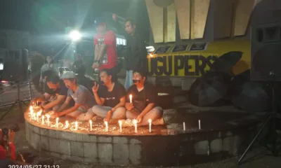Jurnalis Komunitas Penyelamat Pilar Demokrasi bakar lilin di Tugu Pers. (DETAIL/Juan)
