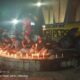 Jurnalis Komunitas Penyelamat Pilar Demokrasi bakar lilin di Tugu Pers. (DETAIL/Juan)