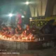 Jurnalis Komunitas Penyelamat Pilar Demokrasi bakar lilin di Tugu Pers. (DETAIL/Juan)