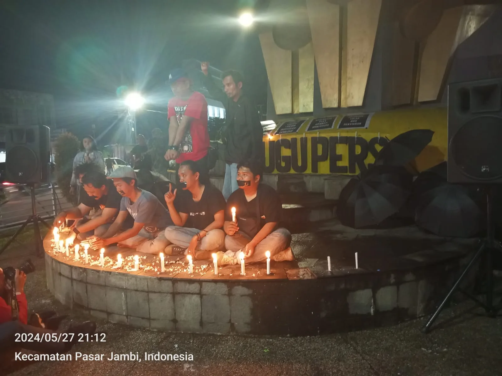 Jurnalis Komunitas Penyelamat Pilar Demokrasi bakar lilin di Tugu Pers. (DETAIL/Juan)