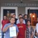 Keluarga korban bersama kuasa hukumnya usai bikin laporan di Polda Jambi. (DETAIL/Juan)