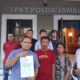 Keluarga korban bersama kuasa hukumnya usai bikin laporan di Polda Jambi. (DETAIL/Juan)