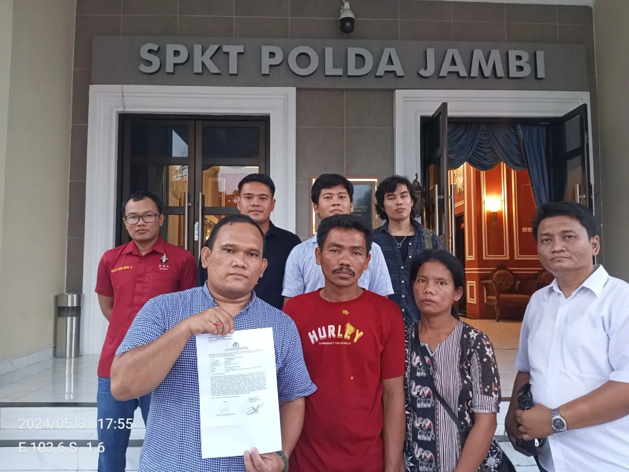 Keluarga korban bersama kuasa hukumnya usai bikin laporan di Polda Jambi. (DETAIL/Juan)