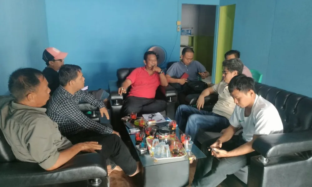 Dewan Etik IWO Kabupaten Tebo, Ansori Hasan saat mengunjungi markas IWO Tebo. (DETAIL/Hary)