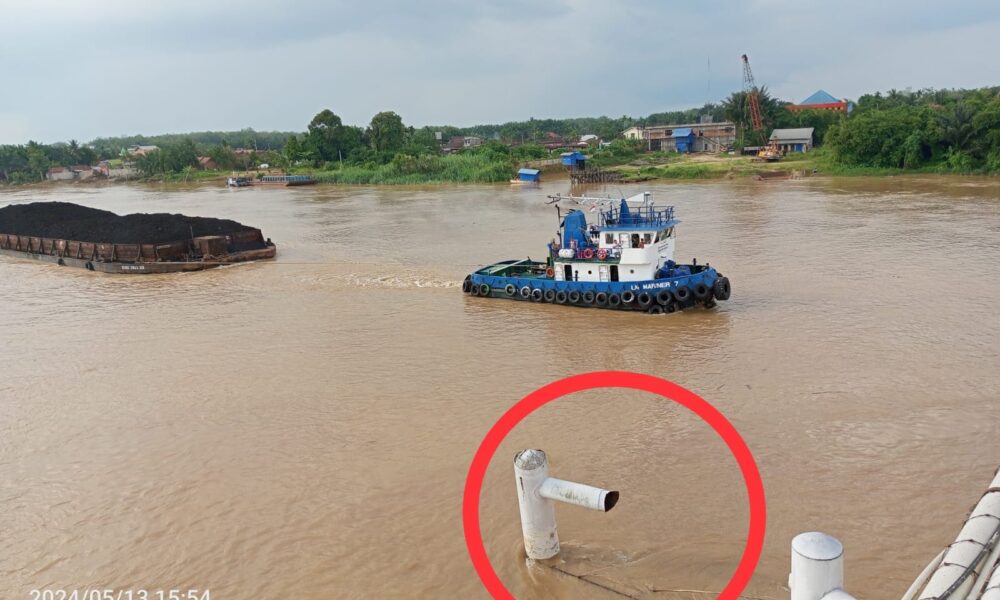 Fender jembatan reot usai ditabrak tongkang batu bara. (DETAIL/Juan)