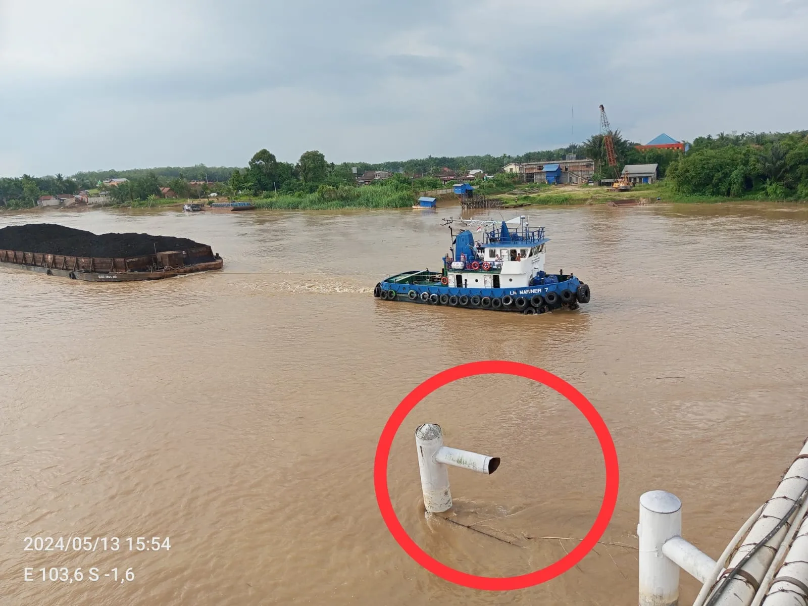 Fender jembatan reot usai ditabrak tongkang batu bara. (DETAIL/Juan)