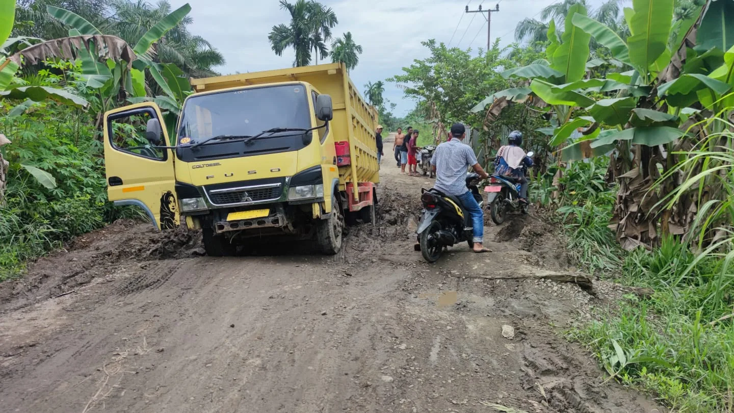 Kondisi jalan yang rusak parah di Simbur Naik, Tanjungjabung Timur. (ist)