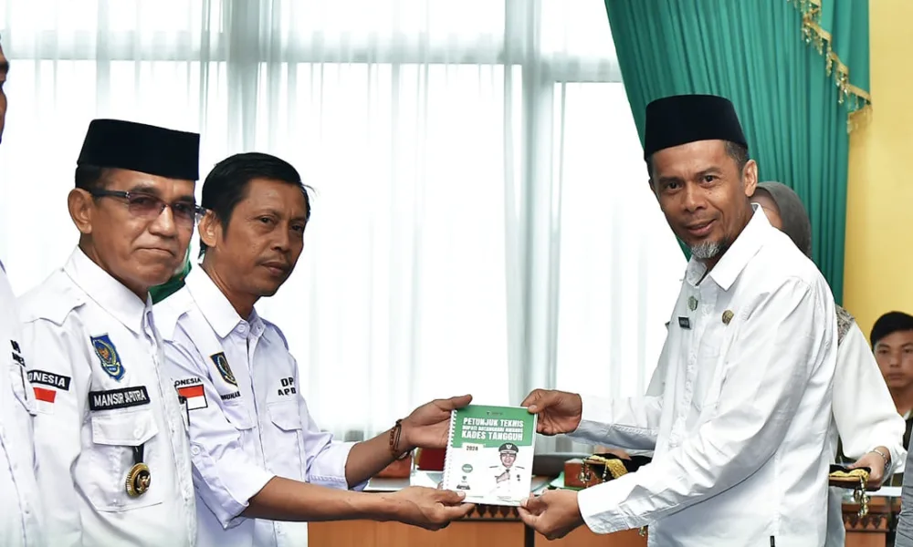 Sekda Batanghari secara simbolis menyerahkan Petunjuk Teknis Kades Award Tahun 2024. (ist)