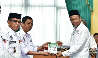 Sekda Batanghari secara simbolis menyerahkan Petunjuk Teknis Kades Award Tahun 2024. (ist)