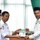 Sekda Batanghari secara simbolis menyerahkan Petunjuk Teknis Kades Award Tahun 2024. (ist)