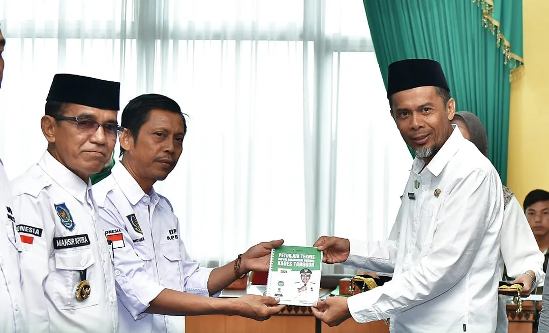 Sekda Batanghari secara simbolis menyerahkan Petunjuk Teknis Kades Award Tahun 2024. (ist)
