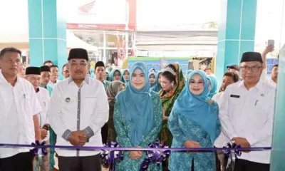 Bupati H. Anwar Sadat didampingi Ketua TP PKK, Hj. Fadhilah Sadat menggunting pita pada peresmian gedung baru Sekretariat Tim Penggerak PKK. (ist)