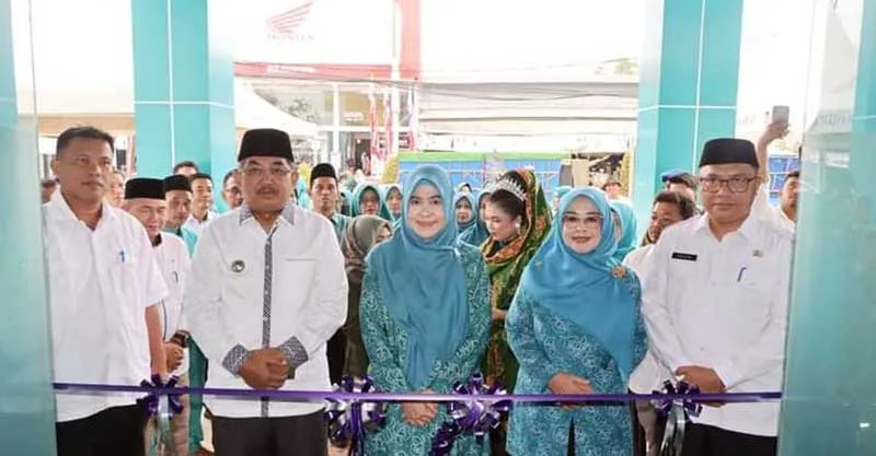 Bupati H. Anwar Sadat didampingi Ketua TP PKK, Hj. Fadhilah Sadat menggunting pita pada peresmian gedung baru Sekretariat Tim Penggerak PKK. (ist)