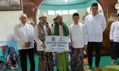 Bupati Anwar Sadat secara simbolis memberikan bantuan. (ist)