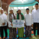 Bupati Anwar Sadat secara simbolis memberikan bantuan. (ist)