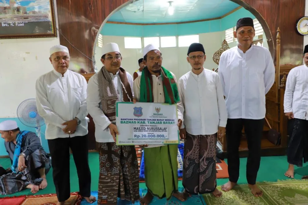 Bupati Anwar Sadat secara simbolis memberikan bantuan. (ist)