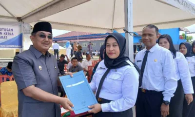 Bupati Anwar Sadat memberikan SK PPPk. (ist)