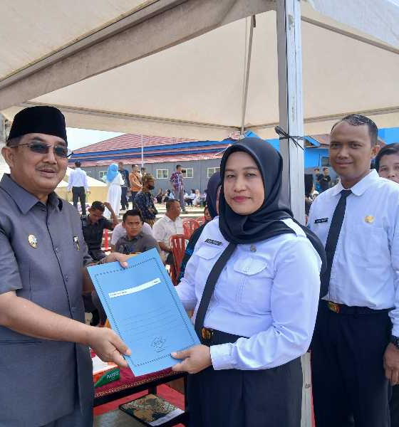 Bupati Anwar Sadat memberikan SK PPPk. (ist)
