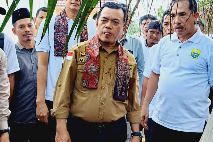 Gubernur Al Haris bersama Kadis Perkebunan, Agusrizal. (ist)