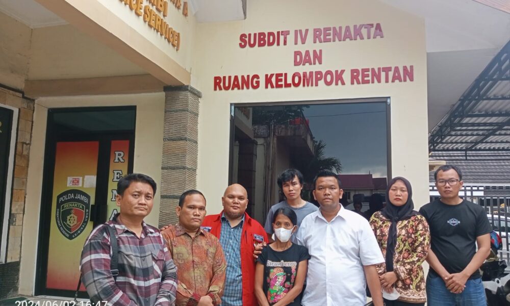 Istri pelaku didampingi tim kuasa hukumnya. (DETAIL/Juan)