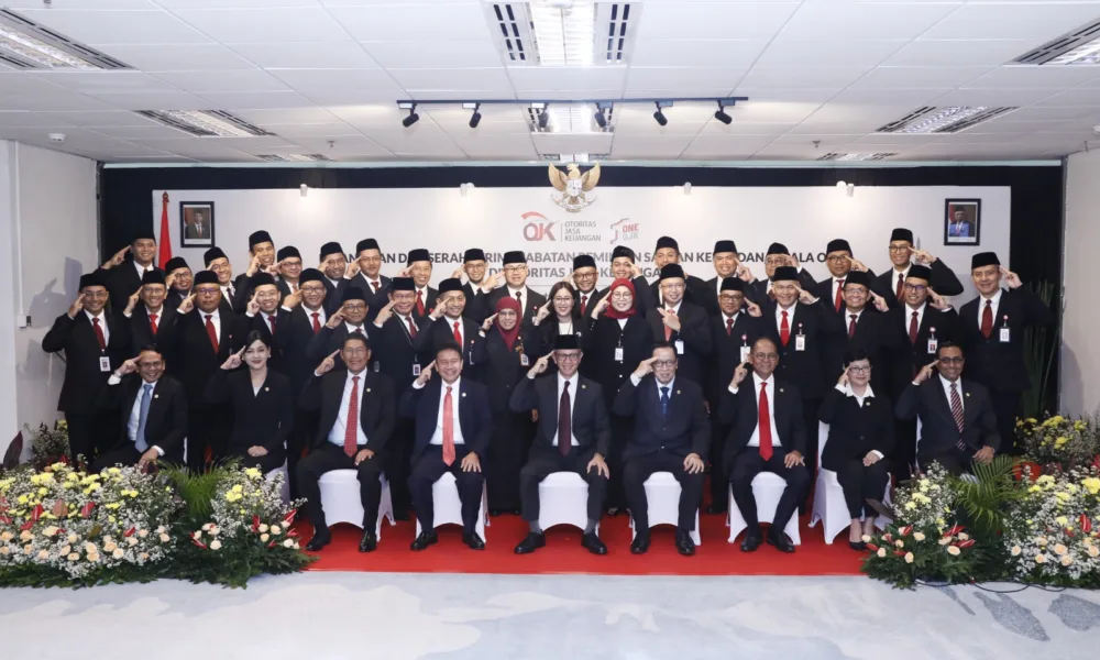 Para pimpinan OJK tingkat daerah, termasuk Sumut, berfoto bersama Ketua Komisioner OJK Mahendra Siregar dan pejabat lainnya, Senin, 3 Juni 2024. (ist/OJK)