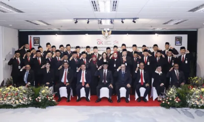 Para pimpinan OJK tingkat daerah, termasuk Sumut, berfoto bersama Ketua Komisioner OJK Mahendra Siregar dan pejabat lainnya, Senin, 3 Juni 2024. (ist/OJK)