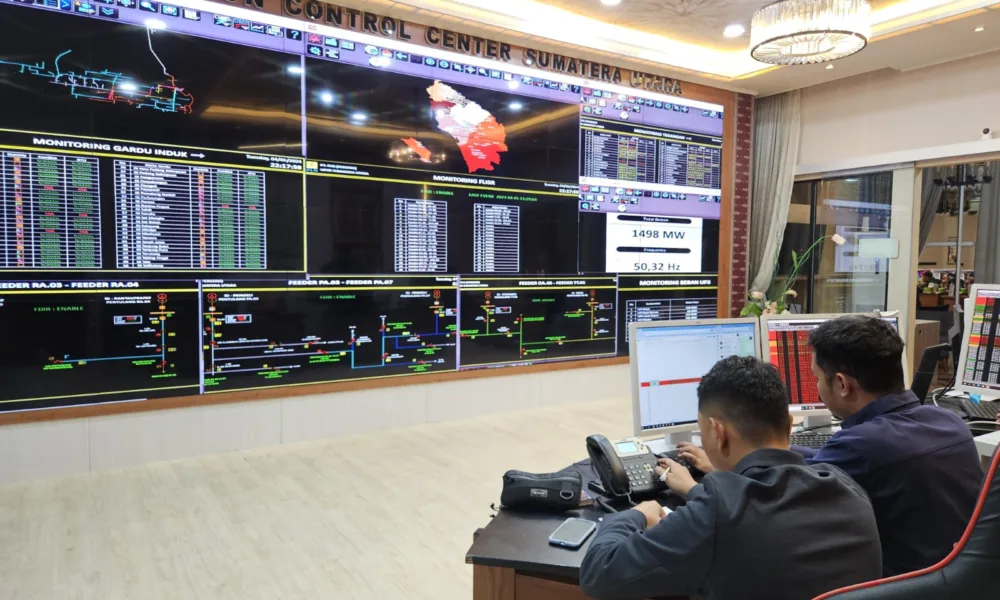 Petugas PLN UID Sumatera Utara terus memantau pemulihan bertahap melalui Distribution Control Center Sumatera Utara, sejak Rabu, 4 Juni 2024.(ist)