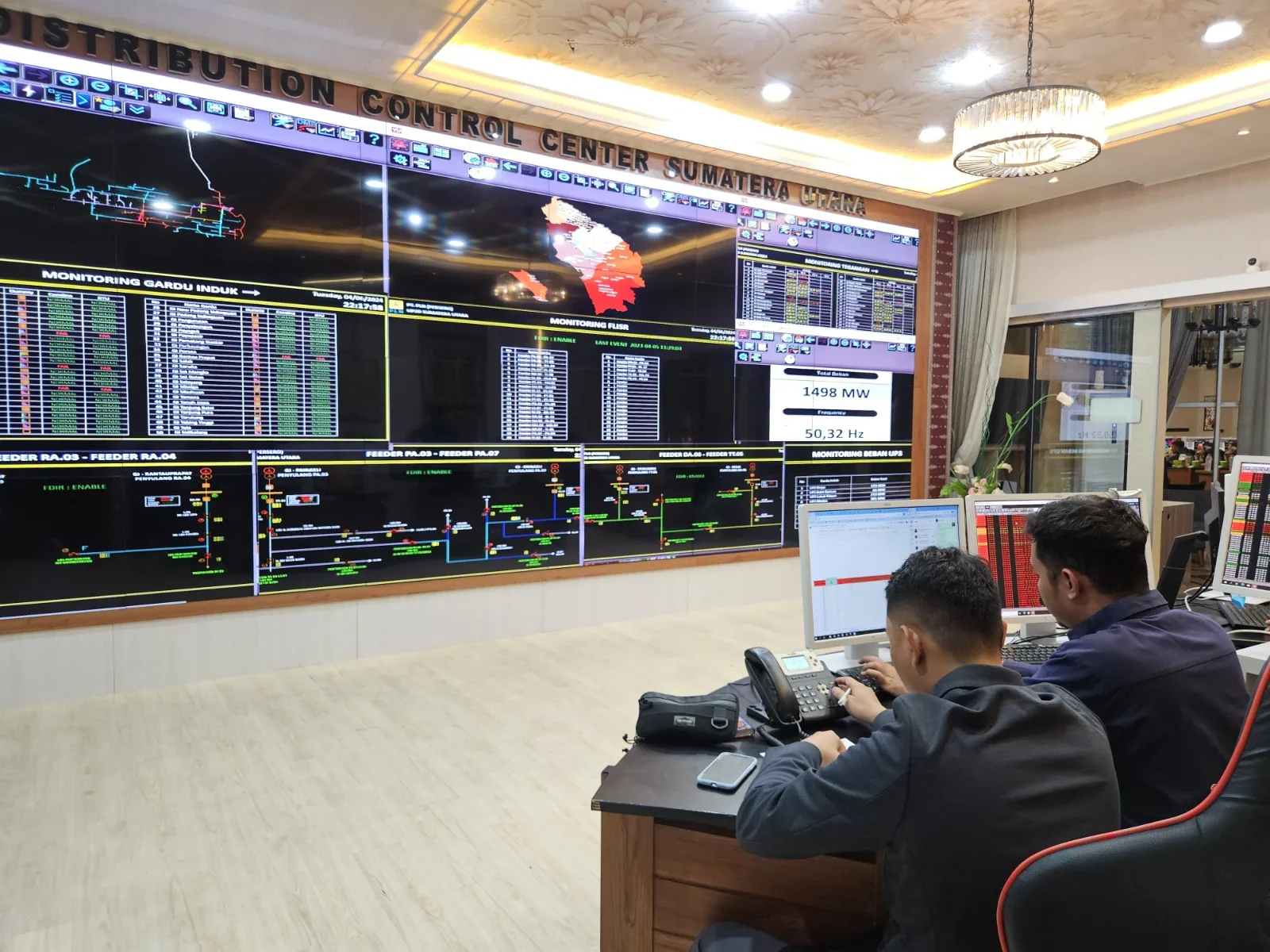 Petugas PLN UID Sumatera Utara terus memantau pemulihan bertahap melalui Distribution Control Center Sumatera Utara, sejak Rabu, 4 Juni 2024.(ist)