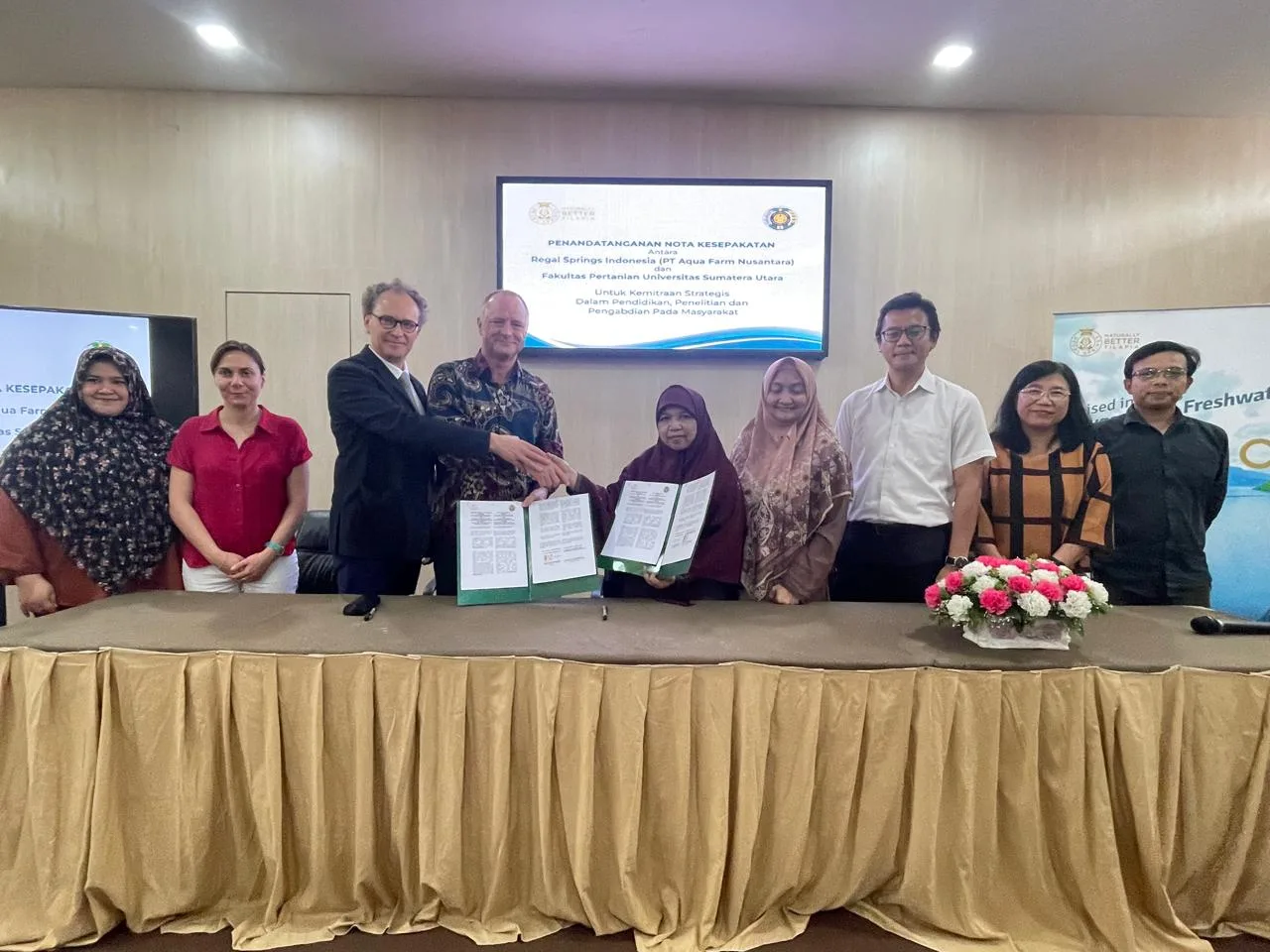 Pihak Regal Springs Indonesia dan Faperta USU menandatangani Nota Kesepakatan di antara kedua pihak. (ist)