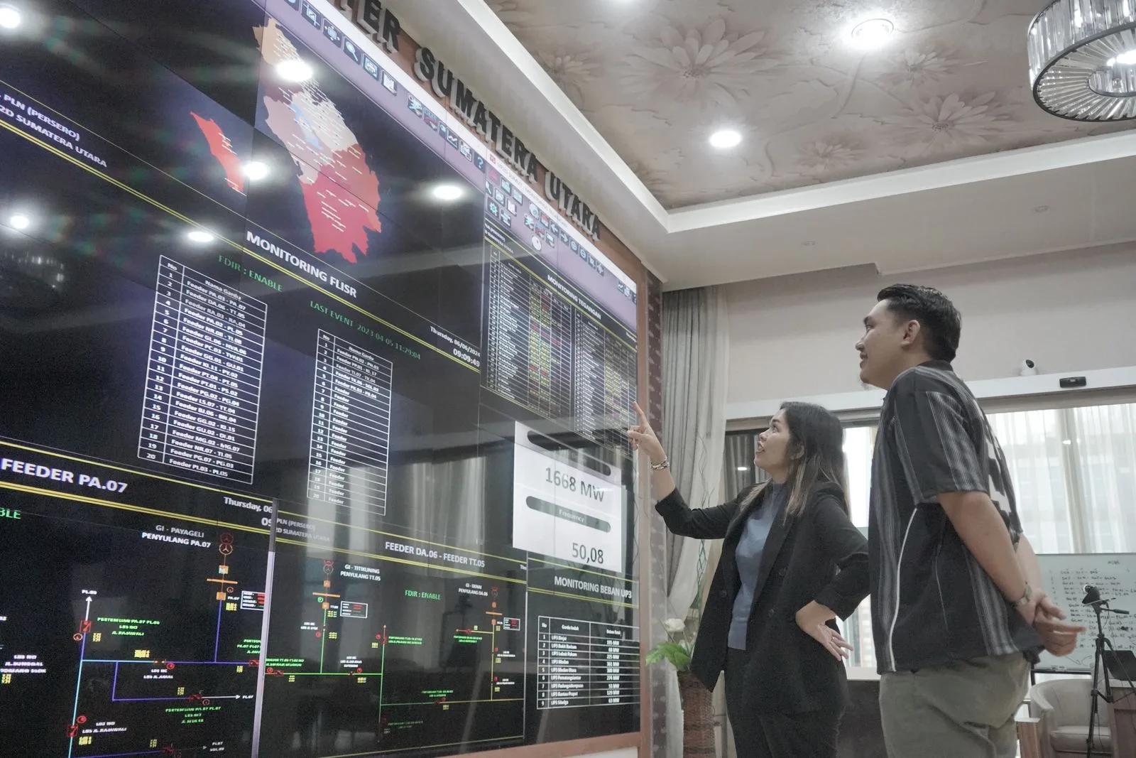 Petugas Unit Pelaksana Pengatur Distribusi Sumatera Utara (UP2D SU) terus memonitor progres percepatan pemulihan bertahap pasca gangguan transmisi melalui Distribution Control Center Sumatera Utara, Kamis, 6 Juni 2024. (ist)