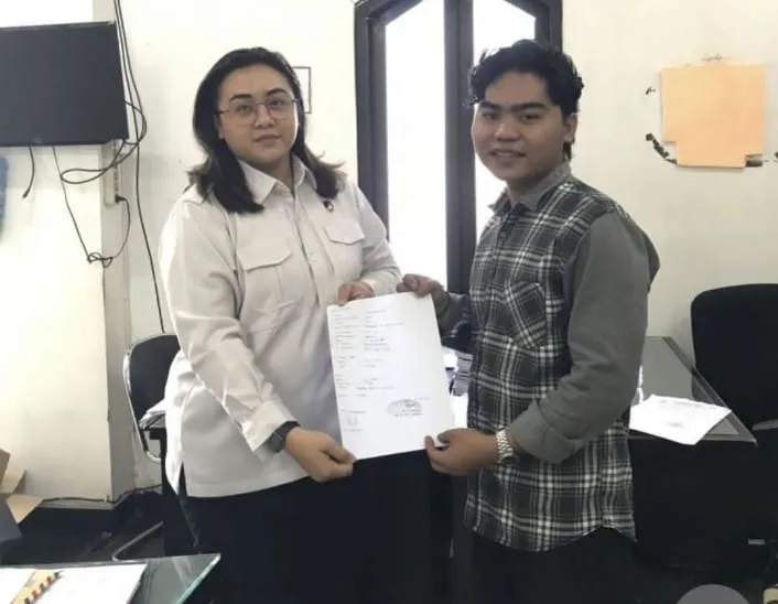 Rio Jodiansyah menyerahkan laporan ke pihak Direskrimsus Polda Jambi (ist)