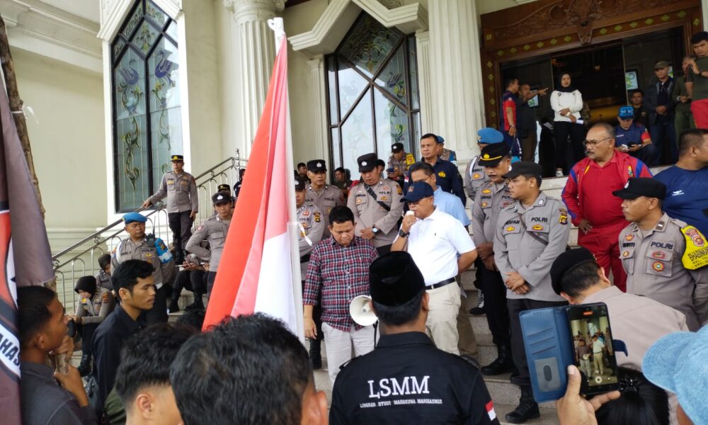 Wakil Direktur Pengembangan SDM dan Sarana Prasarana RSUD Raden Mattaher Drs. Revo Anha saat menyampaikan klarifikasi (DETAIL/Jorgi)