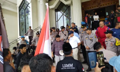 Wakil Direktur Pengembangan SDM dan Sarana Prasarana RSUD Raden Mattaher Drs. Revo Anha saat menyampaikan klarifikasi (DETAIL/Jorgi)