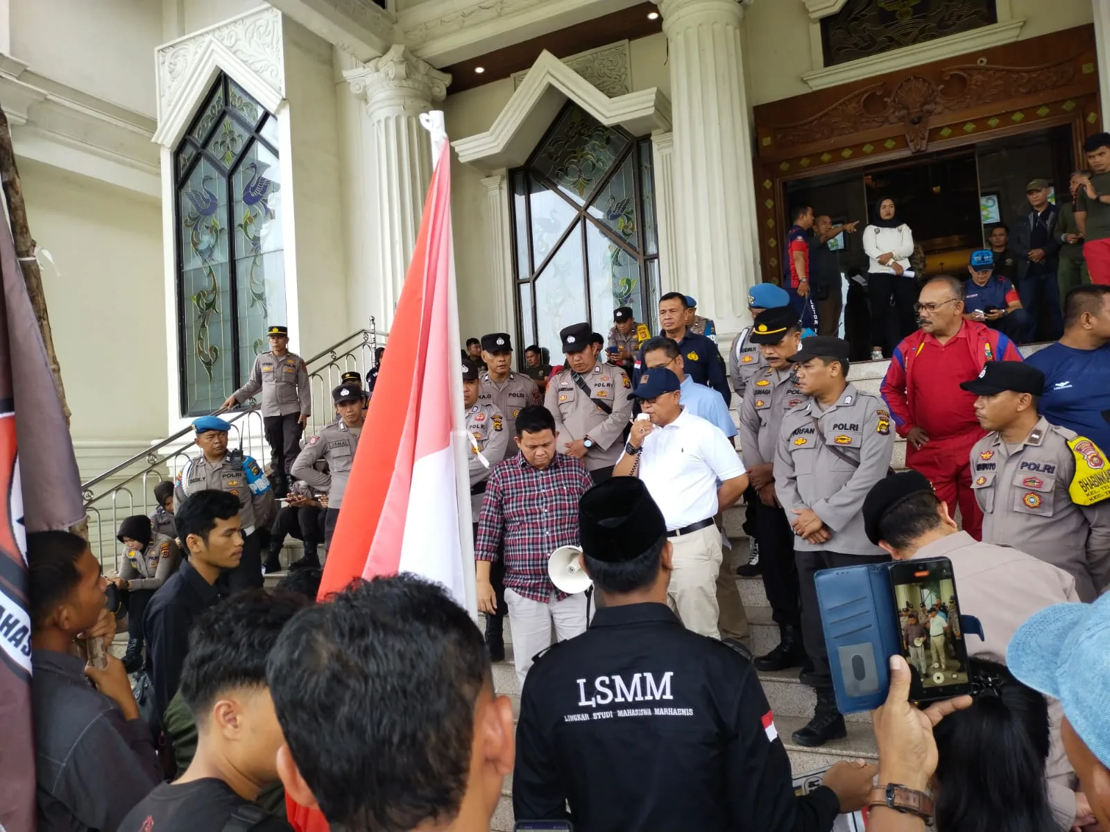 Wakil Direktur Pengembangan SDM dan Sarana Prasarana RSUD Raden Mattaher Drs. Revo Anha saat menyampaikan klarifikasi (DETAIL/Jorgi)