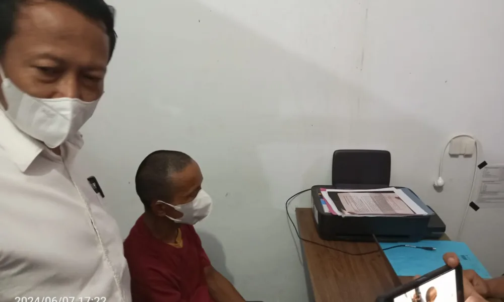 Pelaku MML (baju merah) saat ditanyai Kasubdit IV Renakta Ditreskrimum Polda Jambi AKBP Kristian. (DETAIL/Juan)