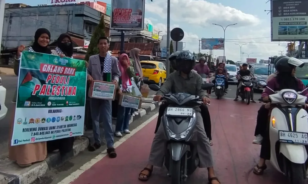 Aksi galang dana oleh Dai Peduli Jambi di Simpang Mayang (DETAIL/Jorgi)