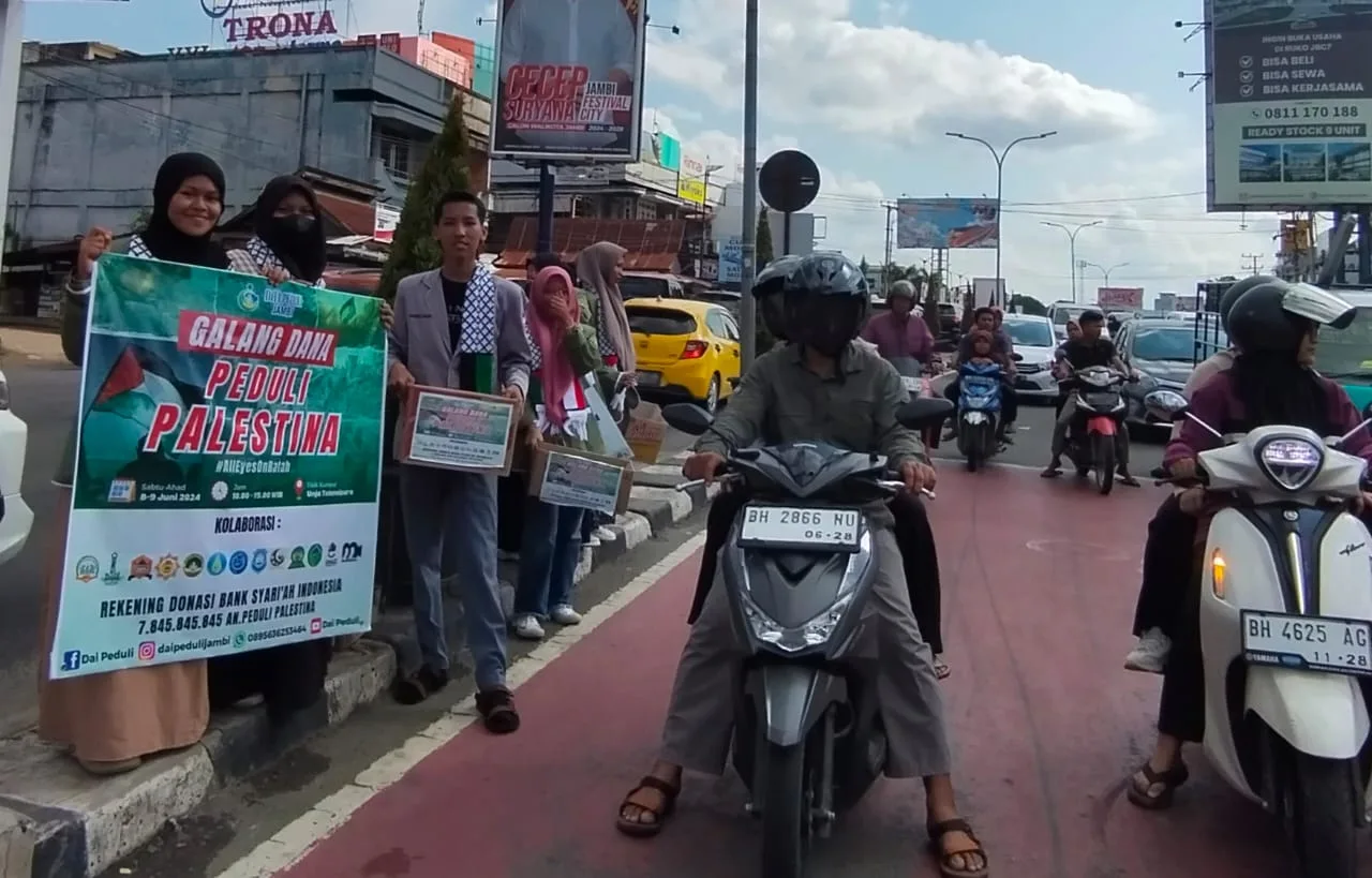Aksi galang dana oleh Dai Peduli Jambi di Simpang Mayang (DETAIL/Jorgi)