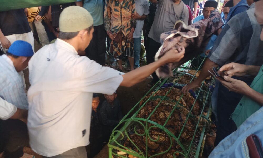 Jenazah Pahman (dalam keranda). (ist)