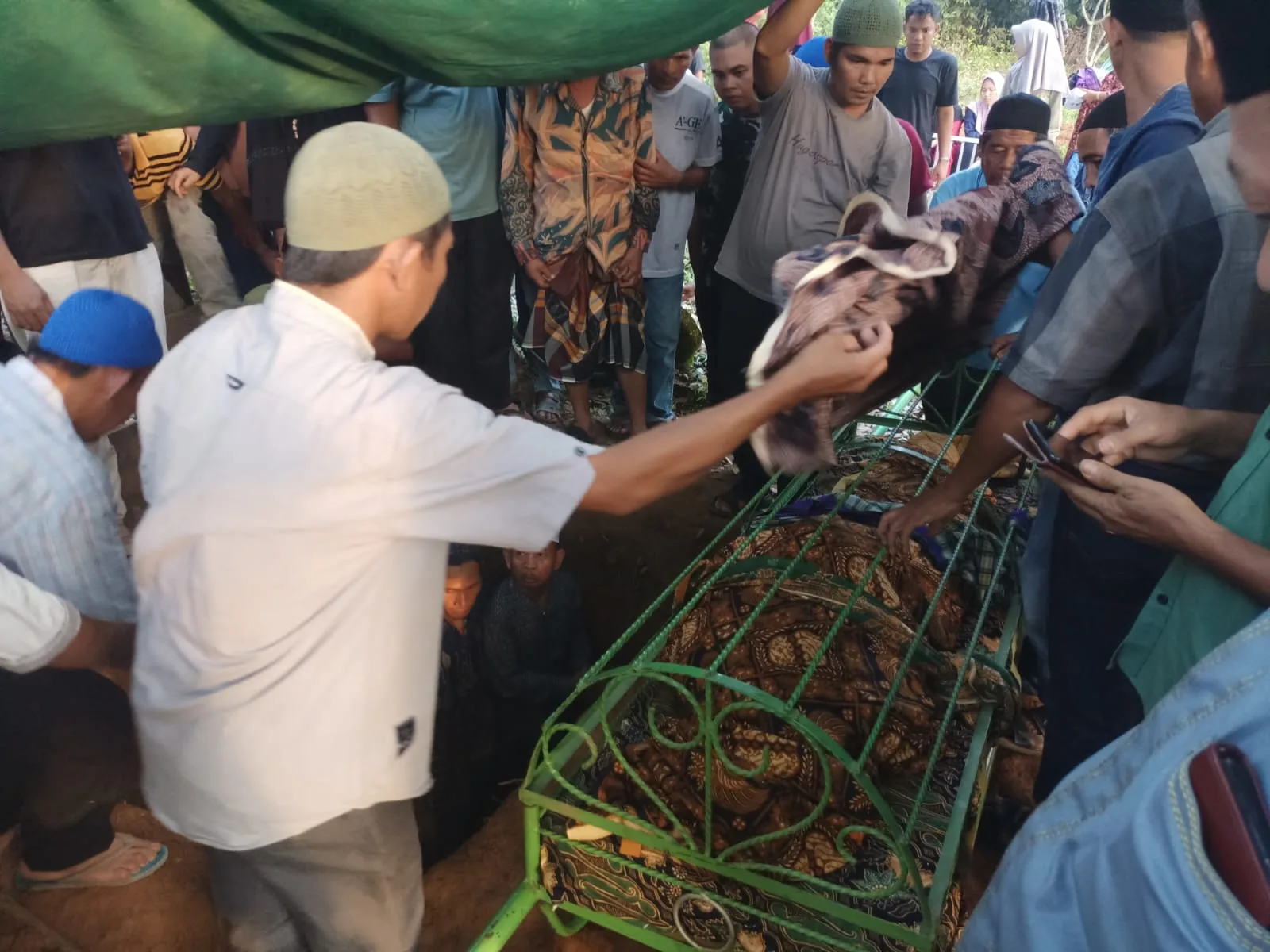 Jenazah Pahman (dalam keranda). (ist)