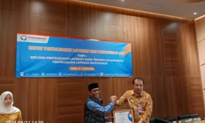 Pj Bupati Merangin, H Mukti dapat penghargaan kategori kepala daerah dari Ombudsman. (DETAIL/Juan)