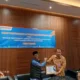 Pj Bupati Merangin, H Mukti dapat penghargaan kategori kepala daerah dari Ombudsman. (DETAIL/Juan)