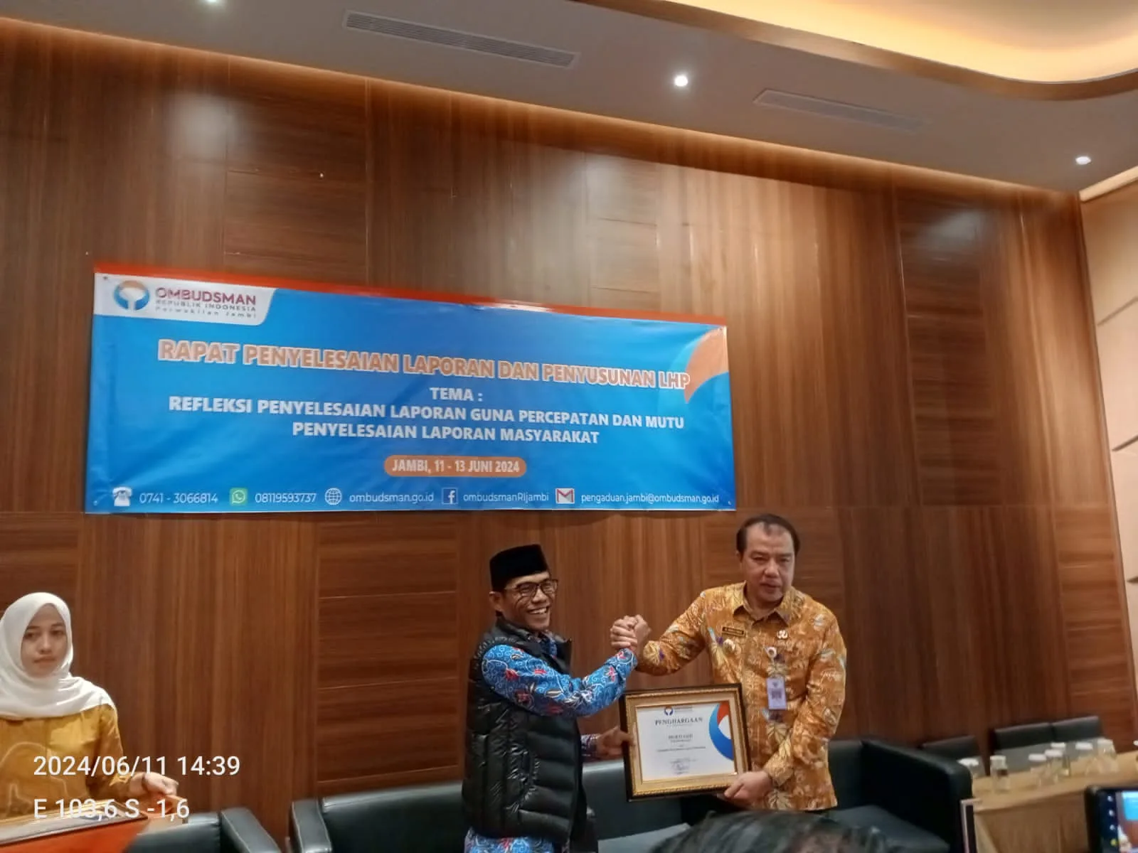 Pj Bupati Merangin, H Mukti dapat penghargaan kategori kepala daerah dari Ombudsman. (DETAIL/Juan)