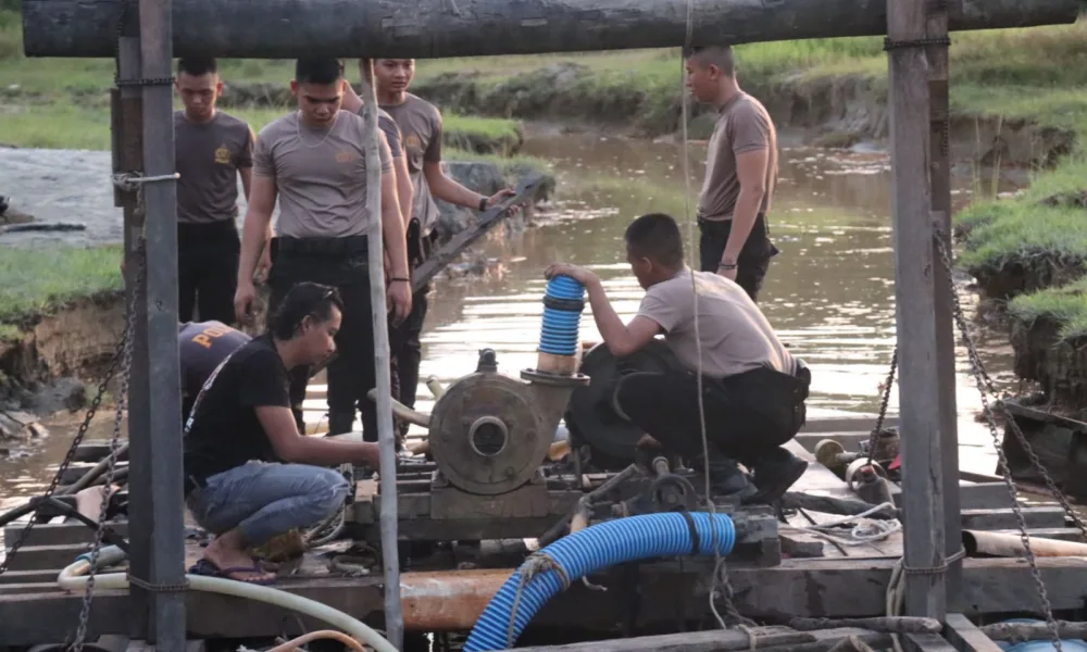 Satreskrim Polres Tebo saat mengamankan alat-alat PETI. (ist)