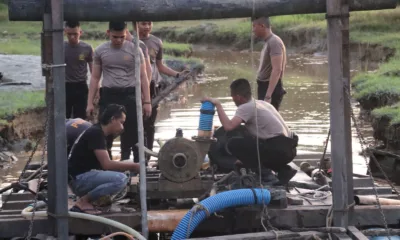 Satreskrim Polres Tebo saat mengamankan alat-alat PETI. (ist)