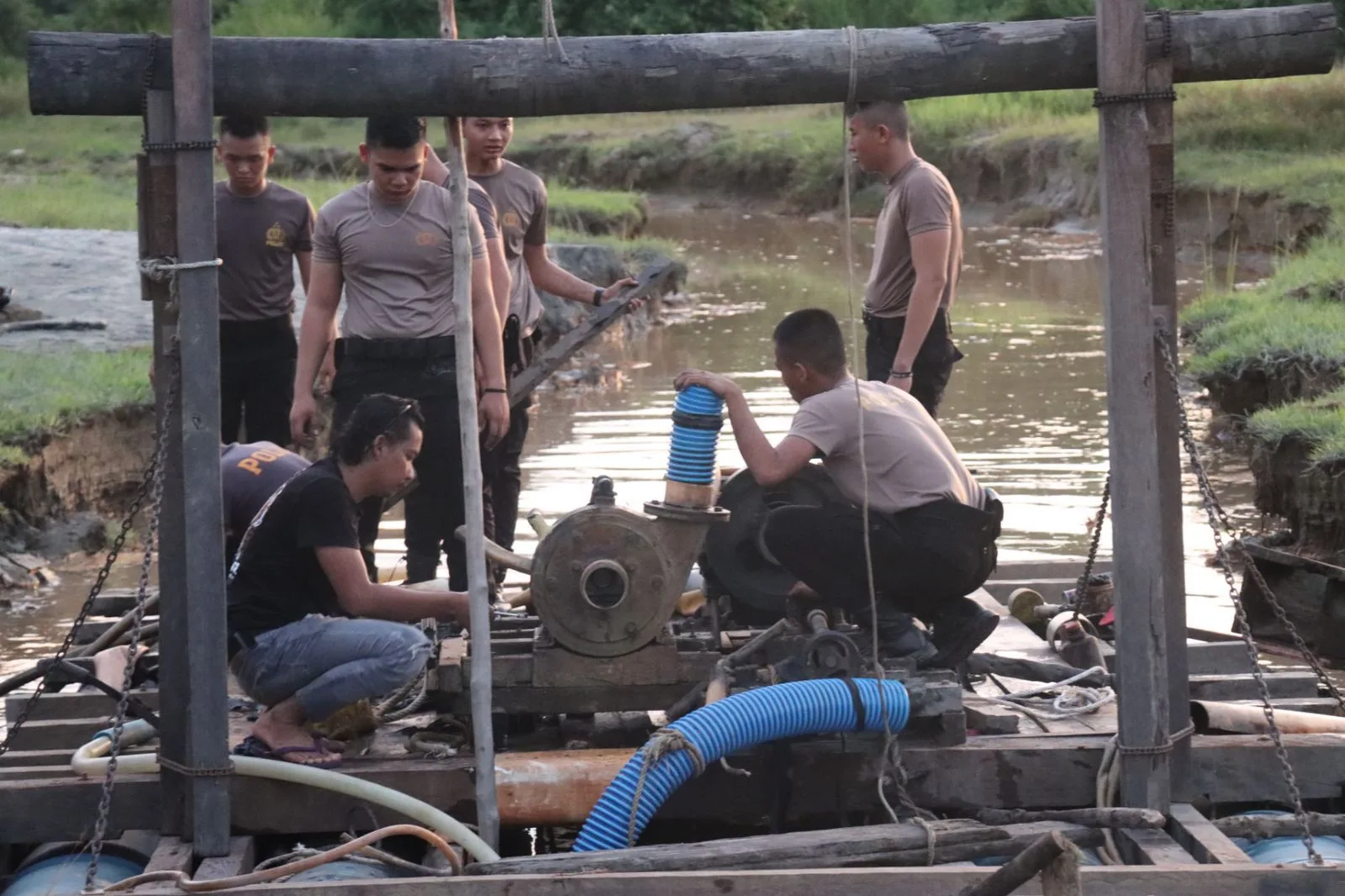 Satreskrim Polres Tebo saat mengamankan alat-alat PETI. (ist)