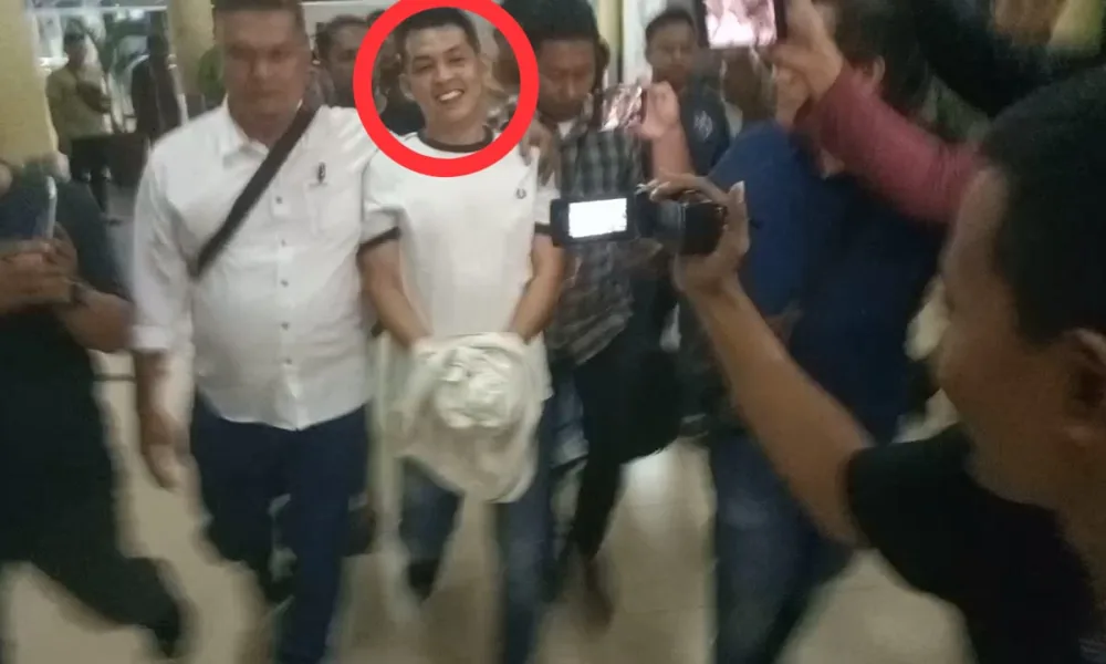 Affandi Susilo alias Ko Apek tersenyum kepada wartawan. (DETAIL/Juan)