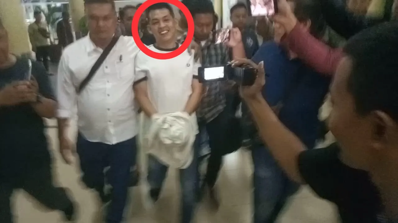 Affandi Susilo alias Ko Apek tersenyum kepada wartawan. (DETAIL/Juan)