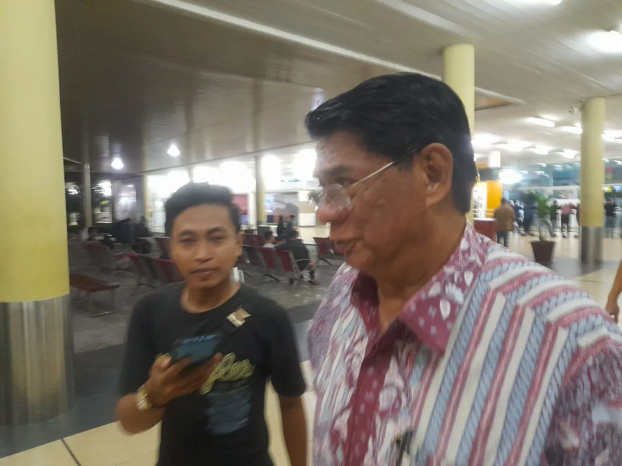 Wakil Ketua DPRD Provinsi Jambi Burhanuddin Mahir (kanan) diwawancara wartawan. (DETAIL/Juan)