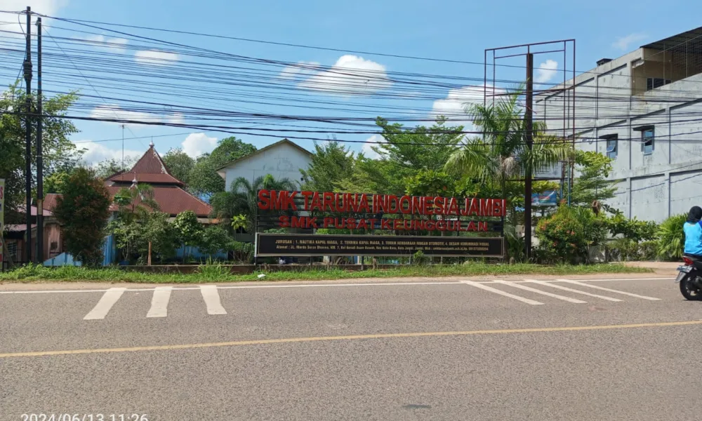 Tampak depan SMK Taruna Indonesia Jambi. (DETAIL/Juan)